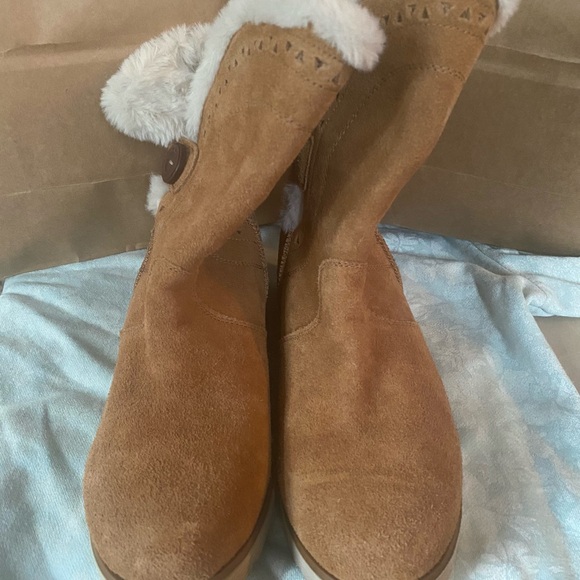 NWT Sketchers women’s boots size 6
Warm tech memory foam 
Water Repellent - Picture 4 of 8